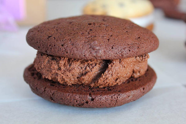 chocolate cakes with chocolate cream whoopie pie